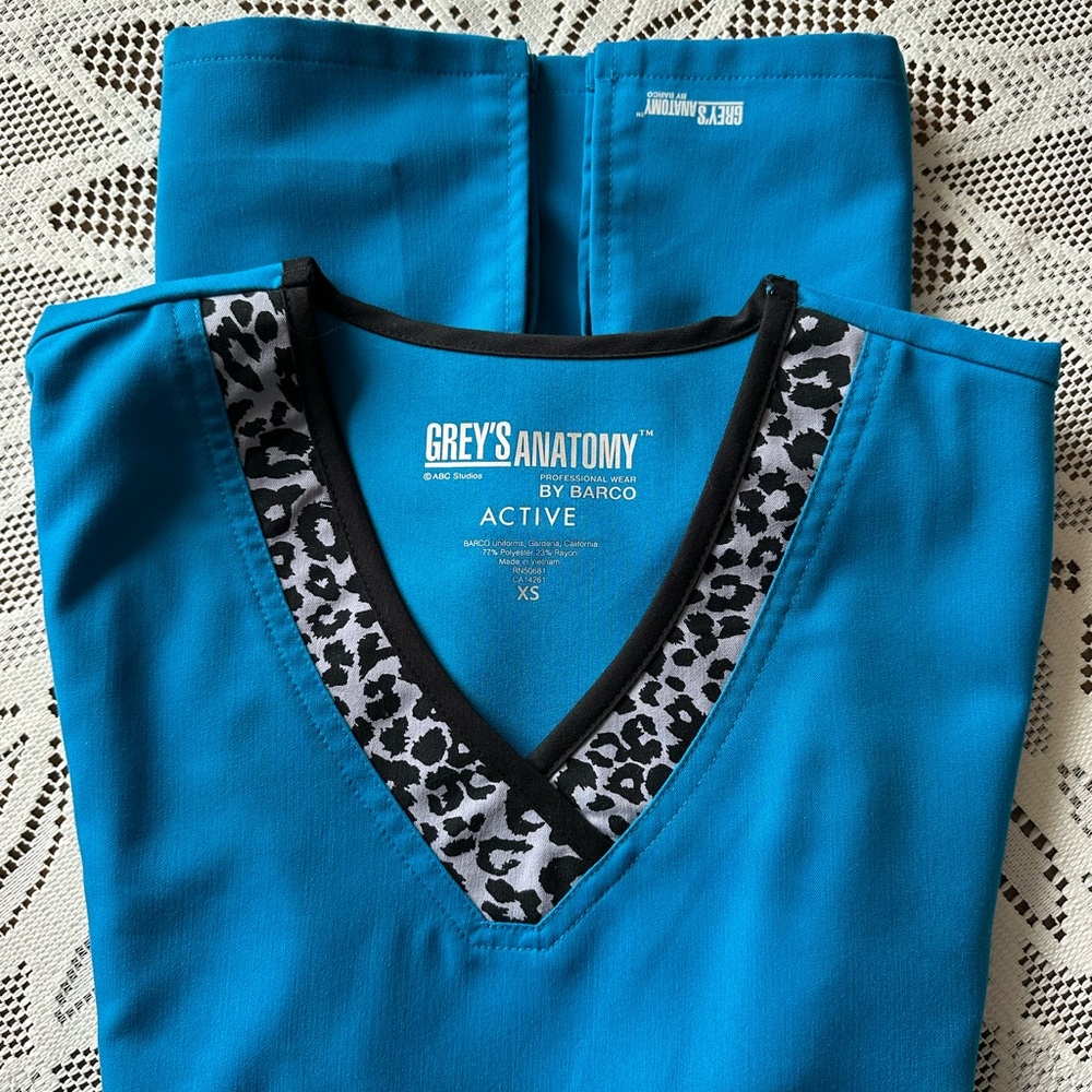 Barco GREY'S ANATOMY™ ACTIVE 41400 ANIMAL PRINT TRIM V-NECK TOP